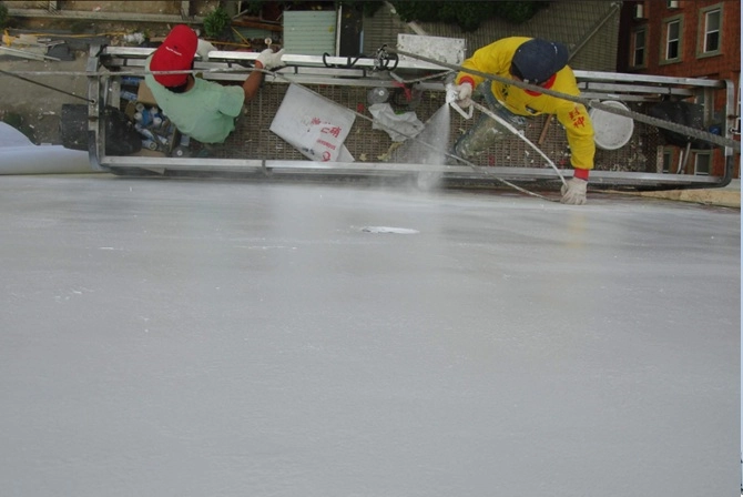 大樓進行外牆防水工程噴塗作業