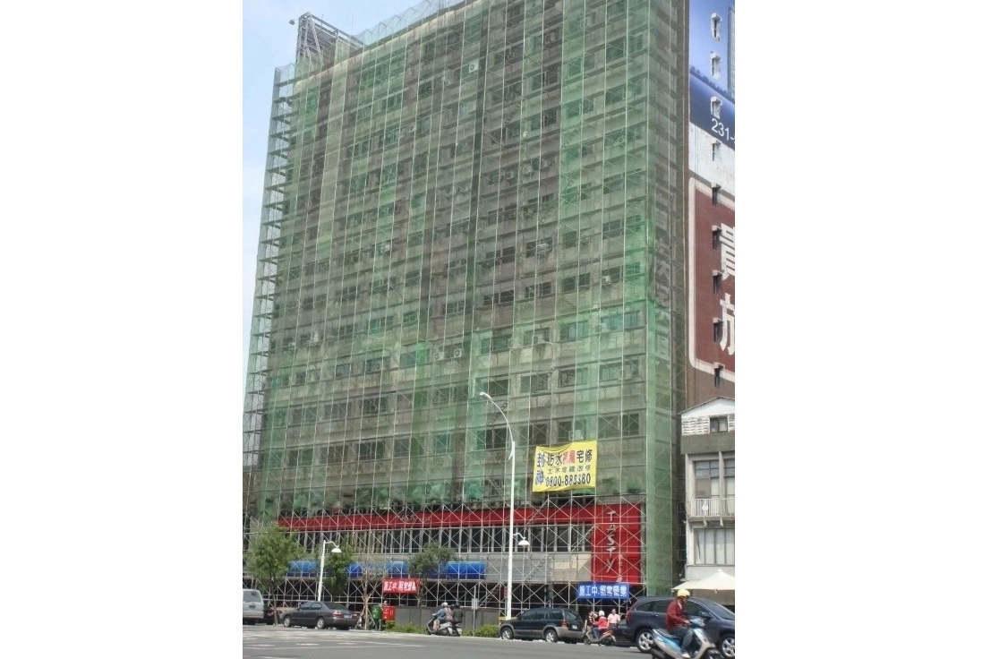 新興區中山路啟安大樓外牆防水美容拉皮施工中