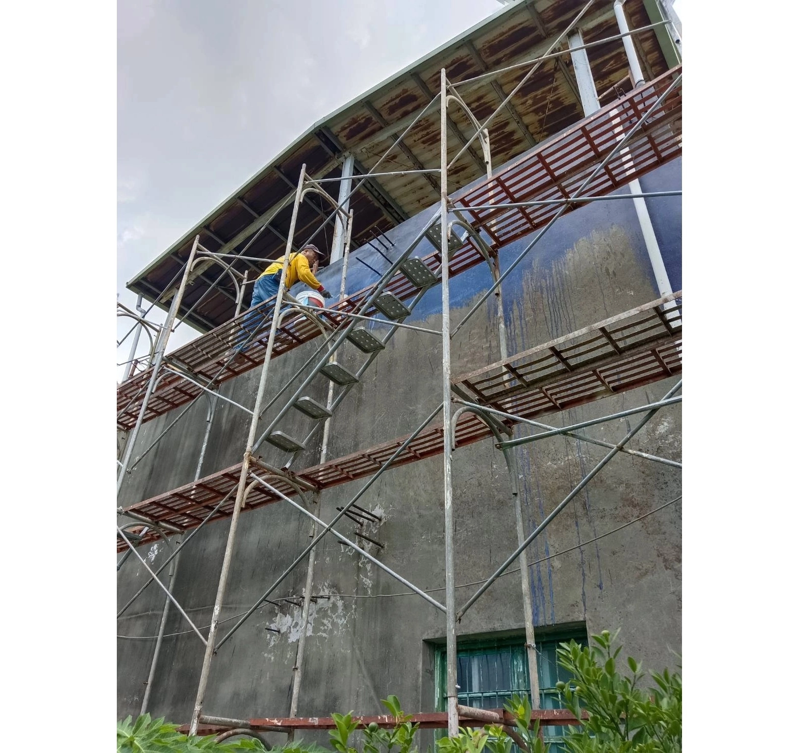 透天厝外牆防水工程施工中