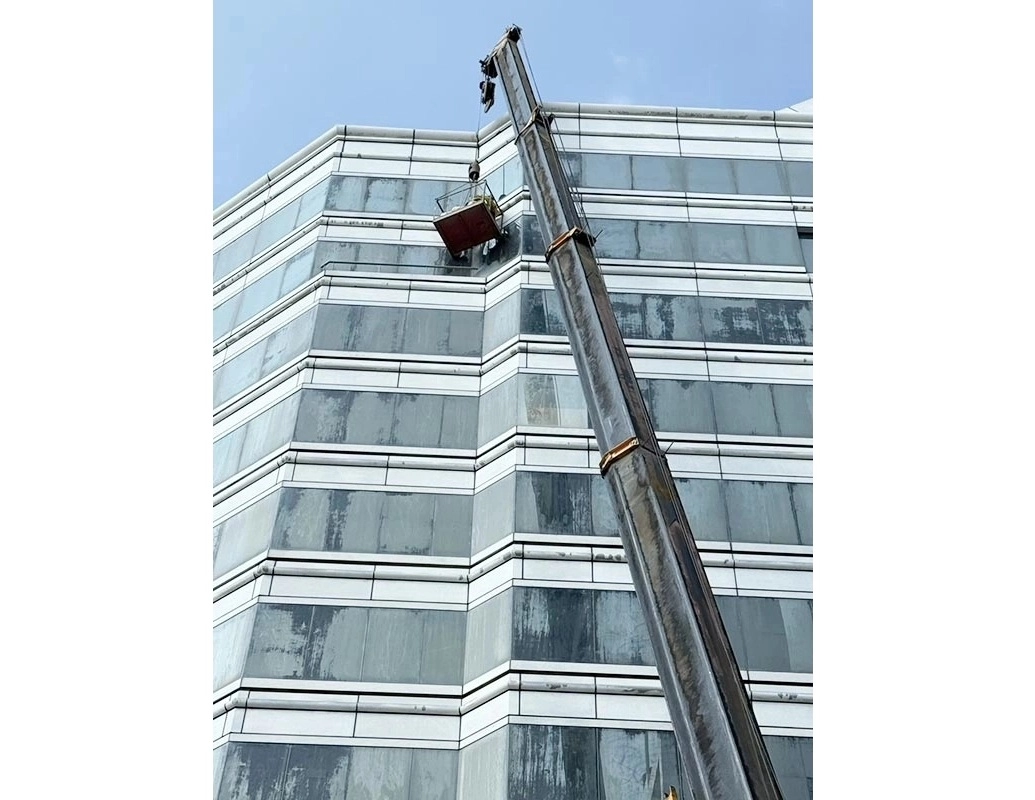大樓帷幕玻璃外牆防水抓漏工程施工中