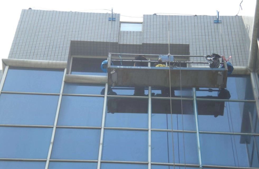 辦公大樓玻璃帷幕外牆防水工程施工中