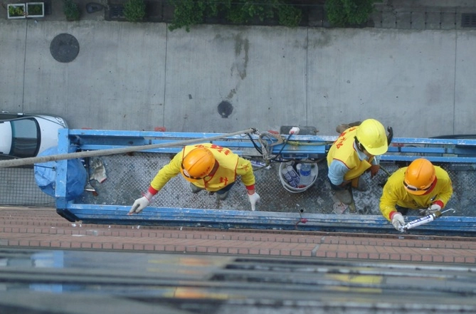 大樓帷幕玻璃及磁磚外牆防水抓漏工程施工中