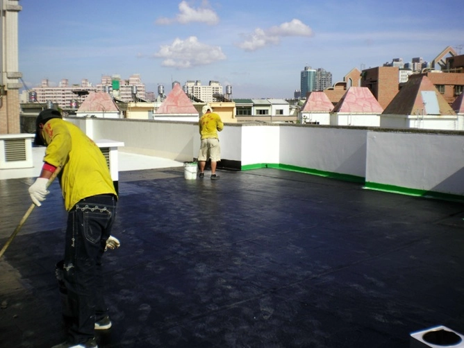 頂樓地板滲漏水-頂樓防水斷熱工程-PU施工中