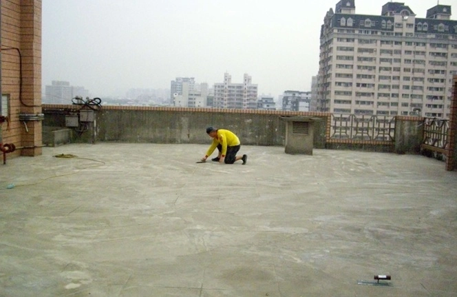 地板滲漏水-頂樓防水斷熱工程-地板自坪施工中