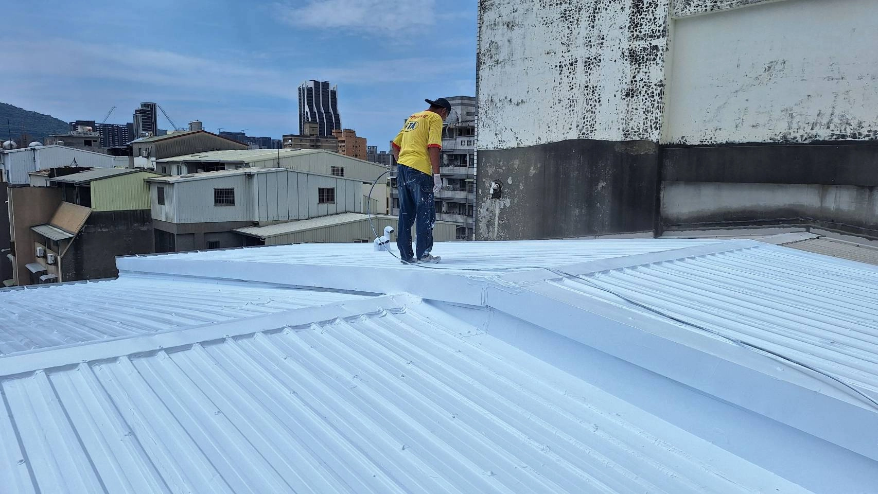 鐵皮屋頂防水抓漏工程施工中