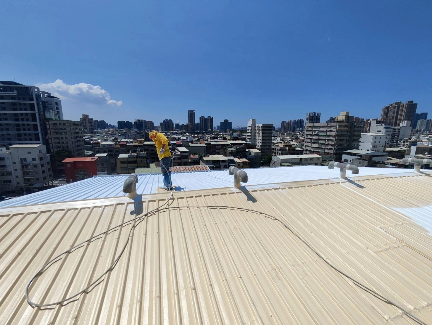 鐵皮屋頂防水抓漏工程施工中