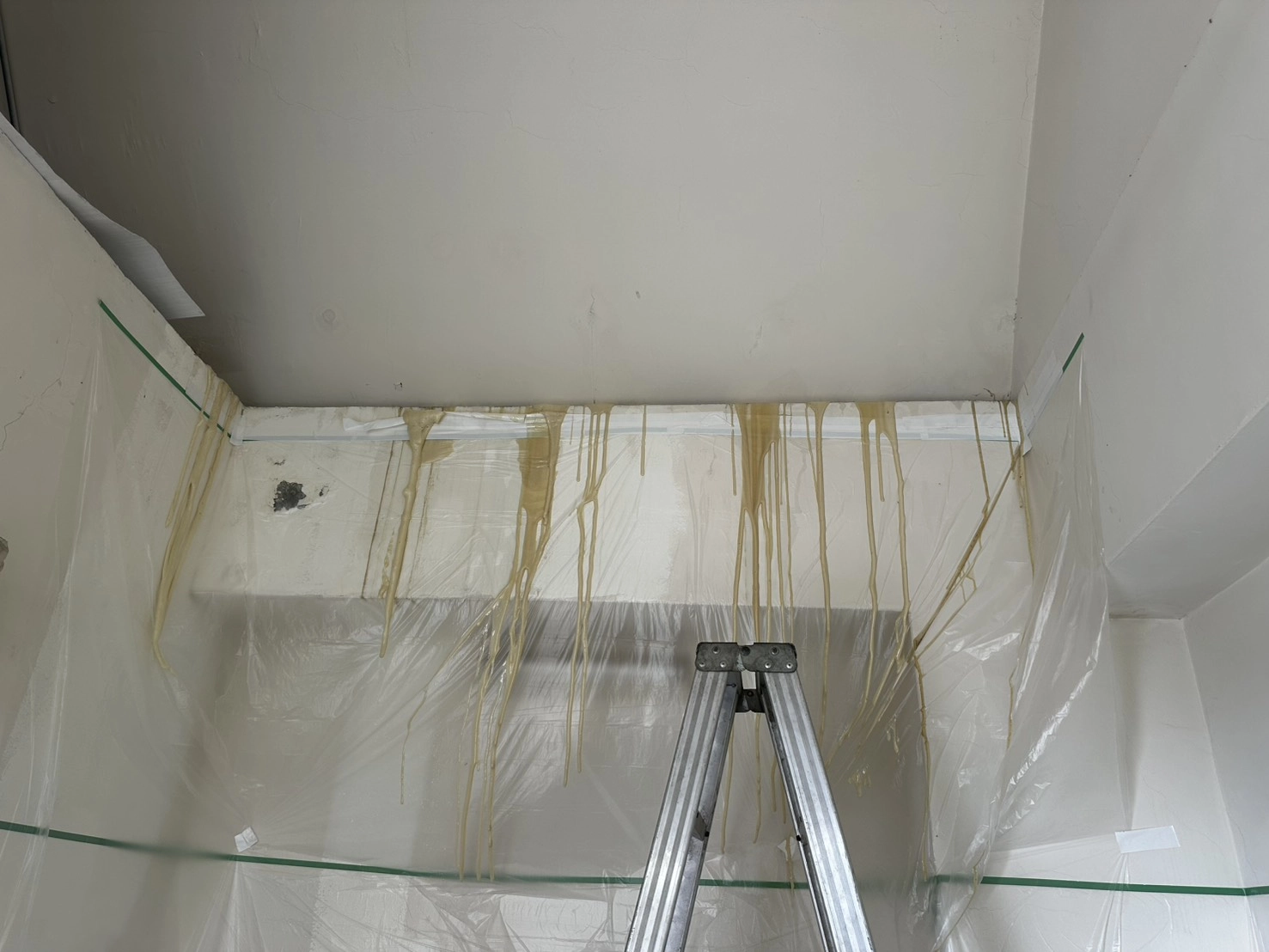 頂樓天花板高壓灌注快速止漏工程施工中