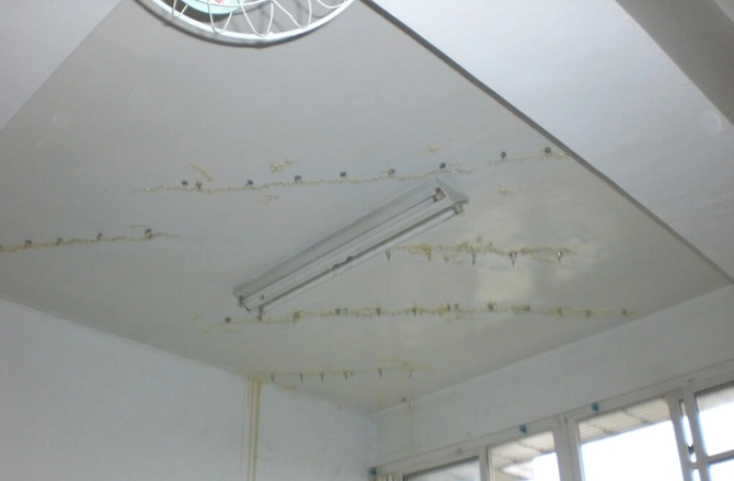天花板裂縫滲水抓漏工程施工中