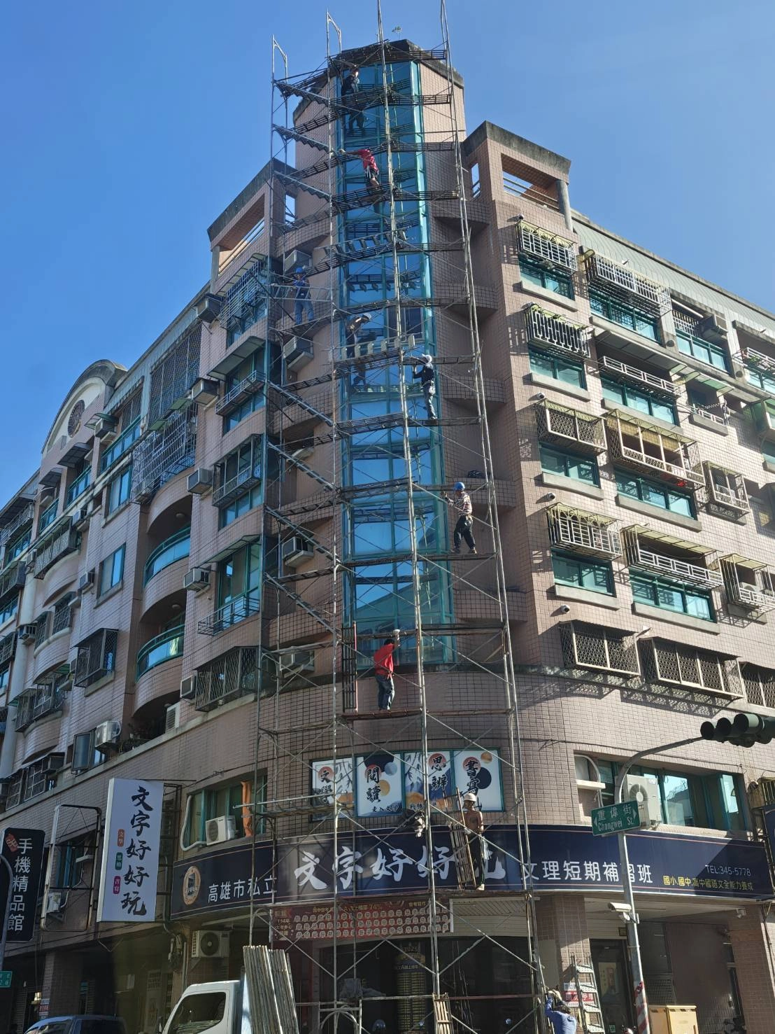窗戶牆面滲漏水抓漏施工中