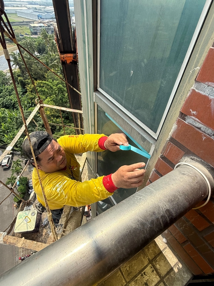 窗戶牆面滲漏水抓漏施工中