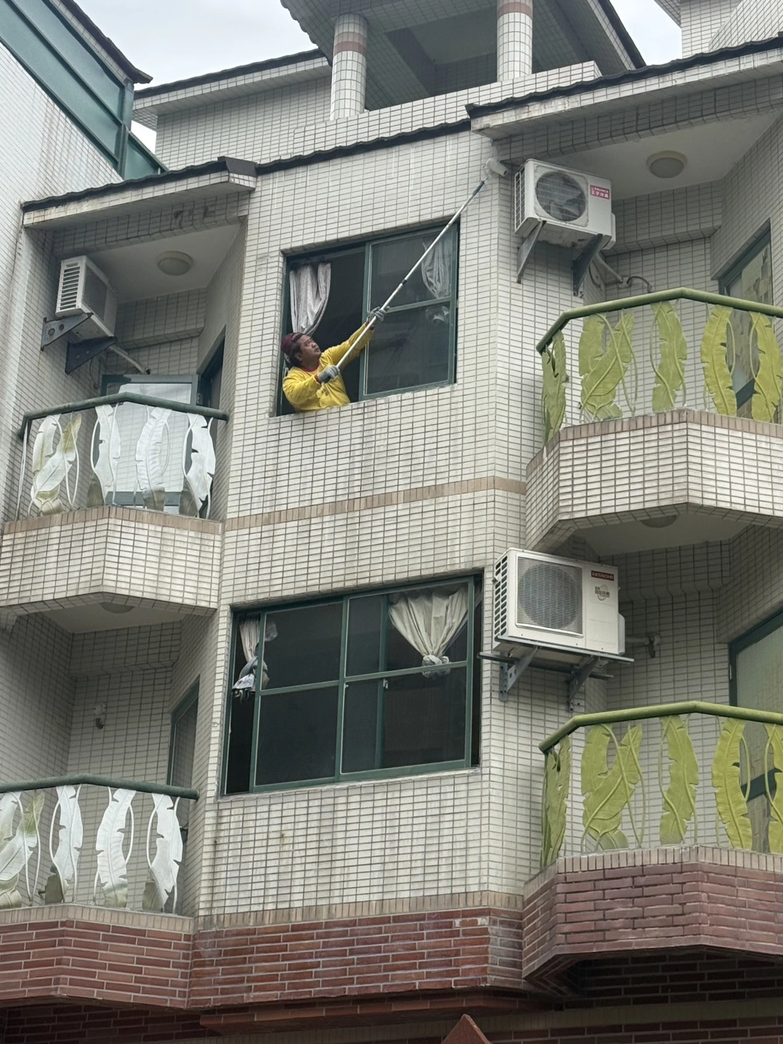 窗戶牆面滲漏水防水施工中