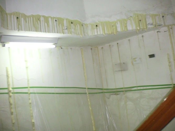 樓梯間牆面滲漏水抓漏工程施工中