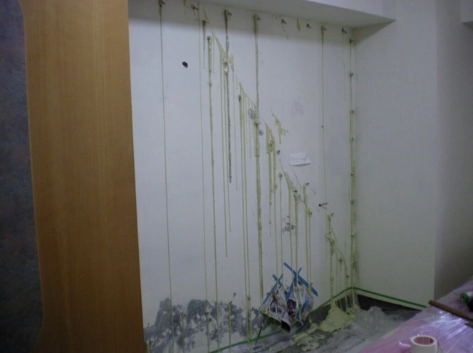 牆壁龜裂滲水抓漏施工中
