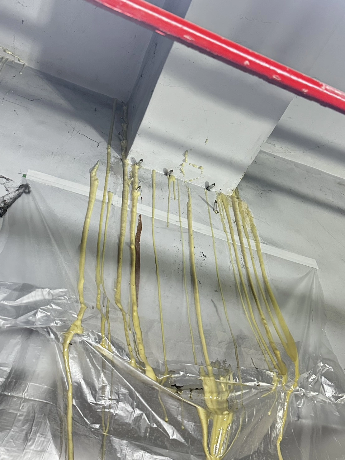 地下室牆壁及樑滲漏水抓漏施工中