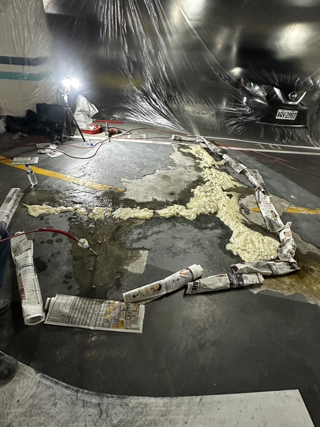 地下室地板滲漏水抓漏施工中